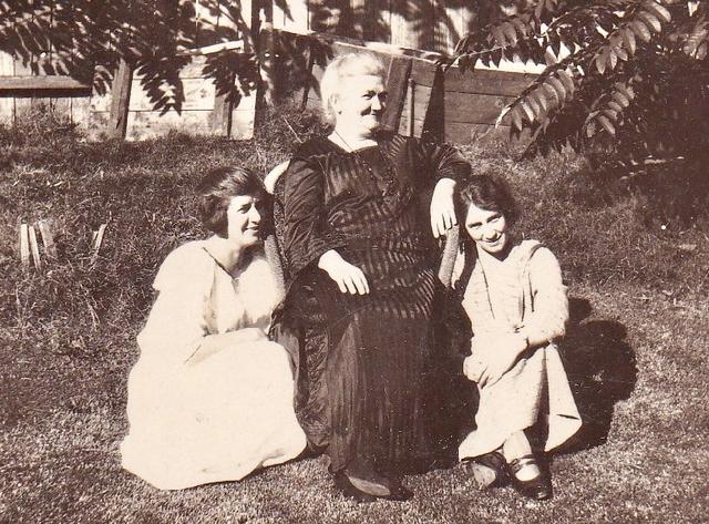 Margaret ('Doll') Lazarus and daughter Mary (L)
