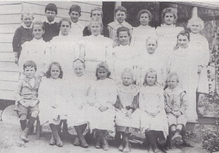 Amungula (Woodfield) school group c. 1910