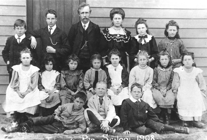 Tharwa - teacher Gifford and pupils 1908