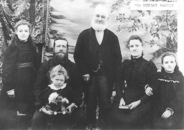 James Munday and family members 1901