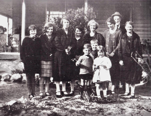 Butler family group at 'Ottocliffe'