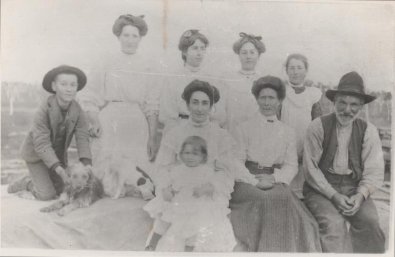 Alice Pidgeon (nee McKeahnie), her son Eric and members of the Reid family, Spring Flat, c. 1907